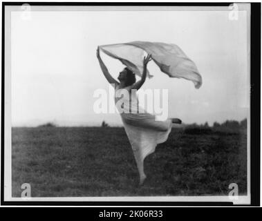 Mme Florence Fleming Noyes dans une danse de foulard, entre 1900 et 1915. Banque D'Images