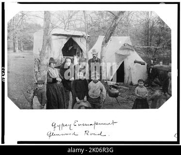 Bocampement de Gypsy Glenwood Road, 1888. Hommes, femmes et enfants avec tente et wagon sur Glenwood Road, probablement à Bethesda, Maryland. [Note Afro-américain garçon en arrière-plan, trou dans la tente pour la cheminée de poêle]. Banque D'Images