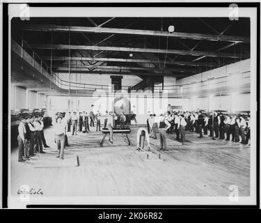 Élèves amérindiens de sexe masculin en classe d'éducation physique, Carlisle Indian School, Carlisle, Pennsylvanie, entre 1901 et 1903. (Pensionnat pour étudiants amérindiens, fondé en 1879 sous l'autorité gouvernementale des États-Unis). Banque D'Images