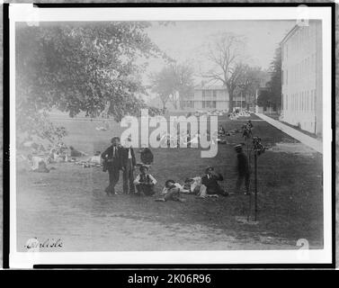 Carlisle, entre 1901 et 1903. Les étudiants se détendent sur la pelouse à l'école des Indiens des États-Unis, Carlisle, Pennsylvanie. (Pensionnat pour étudiants amérindiens, fondé en 1879 sous l'autorité gouvernementale des États-Unis). Banque D'Images