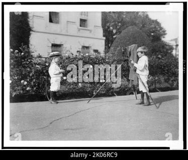 Archie Roosevelt photographier Quentin Roosevelt en plein air, 1902. (Fils du président Theodore Roosevelt). Banque D'Images