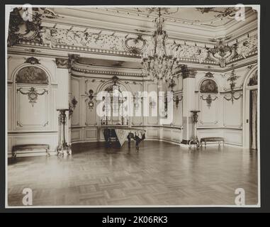 La maison Townsend, maison de Sumner Welles, maintenant le Cosmos Club, 2121 Massachusetts Ave., N.W., Washington, D.C.- vue intérieure de salle de bal richement décorée et meublée, c1910-1911. Banque D'Images