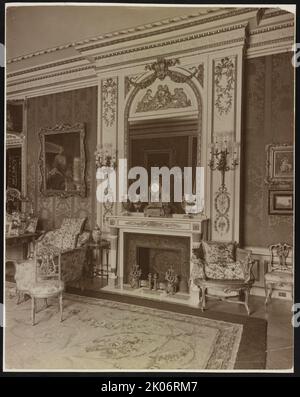 Mary Scott Townsend House, Washington, D.C., c1910. La photographie montre une cheminée avec un manteau décoratif et un vermantel à la maison Townsend, plus tard la maison de Mathilde et B. Sumner Wells, maintenant le Cosmos Club, 2121 Massachusetts Ave., N.W., Washington, D.C. Banque D'Images