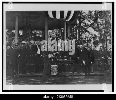 Jour de la remise des diplômes à Annapolis - cadet recevant son diplôme du président Theodore Roosevelt, 1902. [Les participants aiment une blague ensemble]. Banque D'Images