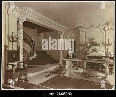 Mary Scott Townsend House, Washington, D.C., entre 1910 et 1911. La photographie montre un escalier avec grand escalier, foyer décoratif, meubles et sculpture à la maison Townsend, plus tard la maison de Mathilde et B. Sumner Wells, maintenant le Cosmos Club, 2121 Massachusetts Ave., N.W., Washington, D.C. Banque D'Images