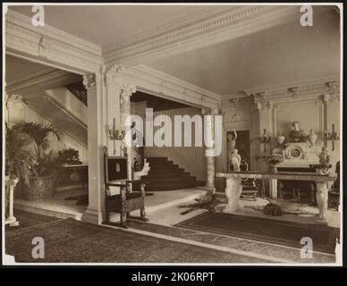 Mary Scott Townsend House, Washington, D.C., c1910. La photographie montre un escalier avec grand escalier, foyer décoratif, meubles et sculpture à la maison Townsend, plus tard la maison de Mathilde et B. Sumner Wells, maintenant le Cosmos Club, 2121 Massachusetts Ave., N.W., Washington, D.C. Banque D'Images