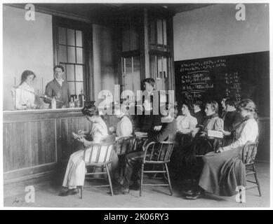 Élèves d'une classe de chimie observant d'autres personnes qui mènent une expérience, Western High School, Washington, D.C., (1899?). Banque D'Images