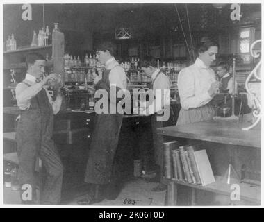Étudiants d'un cours de chimie menant une expérience, Western High School, Washington, D.C., (1899?). Banque D'Images