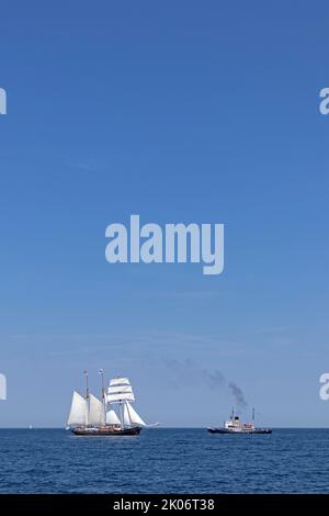 Bateau à voile, brise-glace à vapeur Stettin, mer Baltique, Hanse Sail, Warnemünde, Rostock, Mecklenburg-Ouest Pomerania, Allemagne Banque D'Images