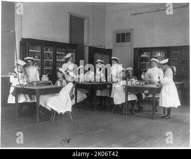 Scène en classe à Washington, D.C., école primaire - cours de cuisine, (1899?). Banque D'Images