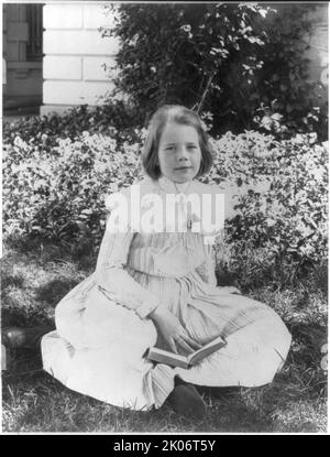 Ethel Roosevelt dans le jardin, c1902 17 juin. [Fille du Président Theodore et d'Edith Roosevelt]. Banque D'Images