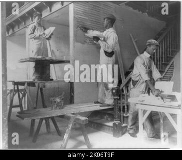 Étudiants américains indiens et africains américains au Hampton Institute, Hampton, Virginie, 1900(?) - mur plâtrage hommes, 1899 ou 1900. Banque D'Images