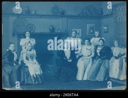 Mme Grover Cleveland et les femmes du cabinet, 1897. La photo montre le portrait de groupe de Frances Folsom Cleveland et des épouses, sœur ou fille des secrétaires du cabinet : Agnes Park Thomas Olney (épouse de Richard Olney), Mary Jane Goodson Carlisle (épouse de John G. Carlisle), Juliet Kinney Lamont (épouse de Daniel S. Lamont), Olive (Olivia) Scobey Harmon (épouse de Judson Harmon), Nannie Judson Huntington Wilson (épouse de William Lyne Wilson), Leila Herbert (fille de Hilary A. Herbert), Jane Perry Francis (épouse de David R. Francis) et Emma Morton (sœur de Julius Sterling Morton). [Frances Clevelan Banque D'Images