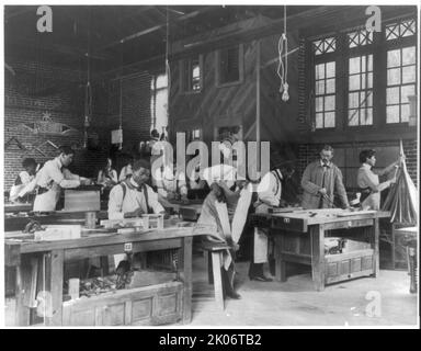 Étudiants américains indiens et africains américains au Hampton Institute, Hampton, Virginie 1900(?) - hommes en atelier de menuiserie, 1899 ou 1900. Banque D'Images