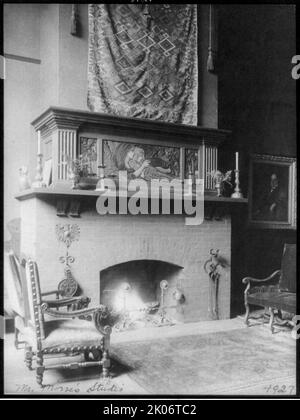 Studio dans la maison d'Edward Lind Morse, rue R, Washington, D.C., entre 1890 et 1950. Cheminée. Banque D'Images