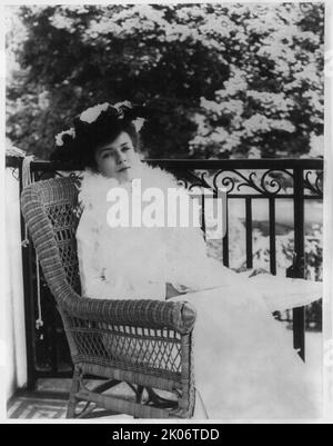 Alice Roosevelt Longworth, entre c1890 et c1910. Portrait pleine longueur, assis dans une chaise en osier, orienté vers la droite. [Fille du président Theodore Roosevelt et de sa première femme Alice Hathaway Lee]. Banque D'Images