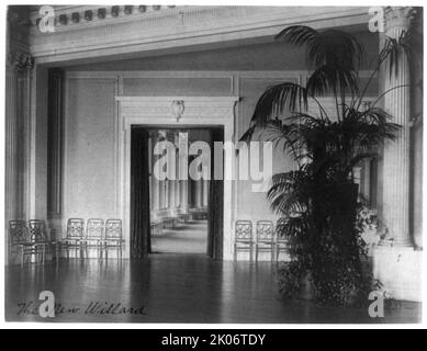 Le nouveau Willard, entre 1890 et 1950. L'intérieur de la salle de bal de l'hôtel Willard montre une grande plante en pot. Banque D'Images