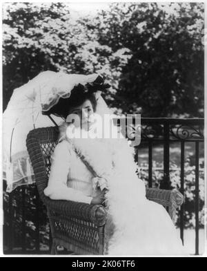 Alice (Roosevelt) Longworth, 1884-1980, entre c1890 et c1910. Portrait de trois quarts de longueur, assis sur une chaise, orienté vers la droite, tenant un parasol. [Fille du président Theodore Roosevelt et de sa première femme Alice Hathaway Lee]. Banque D'Images