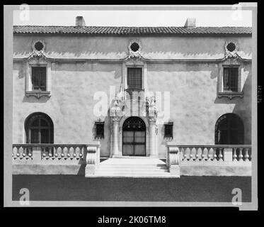 Pasadena, Californie, maison de Mme Herbert Coppell - vue sur la porte et l'entrée, 1917. Architecture de la maison: Bertram Grovesnor Goodhue, construit en 1916; Carlton Monroe Winslow, architecte superviseur. Paysage : Paul George Thiene, 1916. [Maison appelée mi Sue&#xf1;o - mon rêve]. Banque D'Images