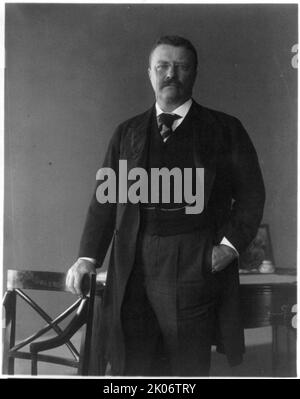 Theodore Roosevelt, É.-U., 1858-1919, 1902. La photo montre un portrait de Theodore Roosevelt, debout, de trois quarts de longueur, face à l'avant. Banque D'Images