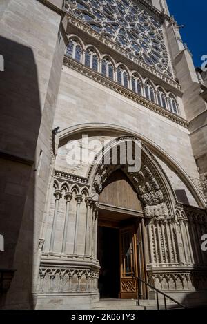 Portail sud, Basilique Saint-Denis, une cathédrale d'une importance singulière historiquement et architectural que son chœur, achevée en 1144 emploie al Banque D'Images