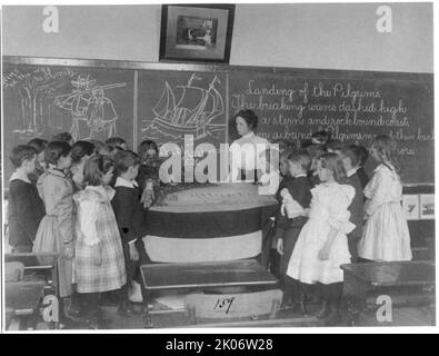 Wash., D.C., école publique (Division 1st) scène de classe, ca. 1899, (c1899?). La photographie montre des étudiants étudiant l'atterrissage des pèlerins à Plymouth, Massachusetts. Banque D'Images