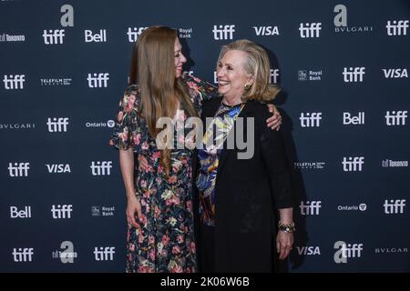 Toronto, Canada. 9th septembre 2022. (G-D) Chelsea Clinton et Hillary Clinton posent sur le tapis rouge au Festival international du film de Toronto 2022 - 'In Hair Hands' crédit de première: Sharon Dobson/Alamy Live News Banque D'Images