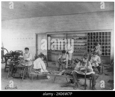 Scènes de classe à Carlisle, Pennsylvanie, Indian School. Fabrication et réparation de chaussures; étudiants de sexe masculin, 1901. Banque D'Images