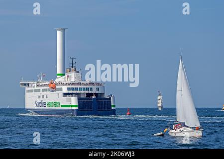 Scandlines Hybrid Ferry, voilier, mer Baltique, Hanse Sail, Warnemünde, Rostock, Mecklenburg-Ouest Pomerania, Allemagne Banque D'Images