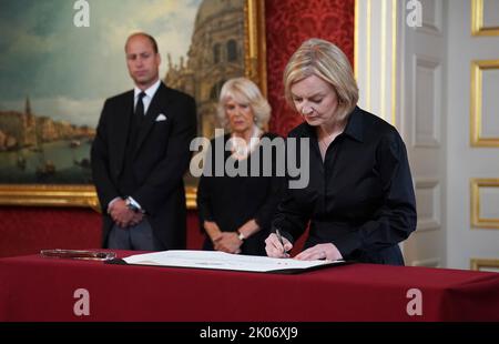 Le Premier ministre Liz Truss signe la proclamation de l'accession du roi Charles III lors de la cérémonie du Conseil d'accession au Palais Saint-James, à Londres, où le roi Charles III est officiellement proclamé monarque. Charles est automatiquement devenu roi à la mort de sa mère, mais le Conseil d'adhésion, auquel assistent les conseillers privés, confirme son rôle. Date de la photo: Samedi 10 septembre 2022. Banque D'Images