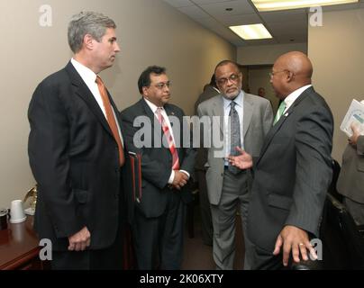 Visite du secrétaire Alphonso Jackson à Indianapolis, Indiana, pour des discussions avec le gouverneur de l'Indiana Mitch Daniels, d'autres représentants de l'État, le personnel du Bureau de l'inspecteur général de la HUD et les procureurs concernant l'achèvement des affaires de fraude de propriétaire et de locataire dans l'État opération Clean Sweep. Banque D'Images