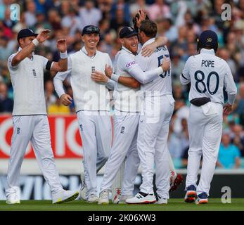 Londres, Royaume-Uni. 10th septembre 2022. Oliver Robinson, d'Angleterre, célèbre après avoir rejeté Keegan Petersen en en Afrique du Sud avec Ben Stokes lors du troisième LV= Insurance Test Day 3 de 5 Angleterre contre Afrique du Sud au Kia Oval, Londres, Royaume-Uni, 10th septembre 2022 (photo de Ben Whitley/News Images) à Londres, Royaume-Uni, le 9/10/2022. (Photo de Ben Whitley/News Images/Sipa USA) crédit: SIPA USA/Alay Live News Banque D'Images