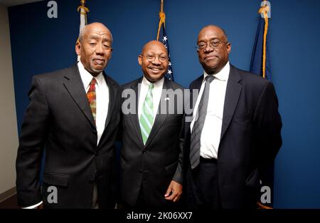 Visite du secrétaire Alphonso Jackson à Indianapolis, Indiana, pour des discussions avec le gouverneur de l'Indiana Mitch Daniels, d'autres représentants de l'État, le personnel du Bureau de l'inspecteur général de la HUD et les procureurs concernant l'achèvement des affaires de fraude de propriétaire et de locataire dans l'État opération Clean Sweep. Banque D'Images