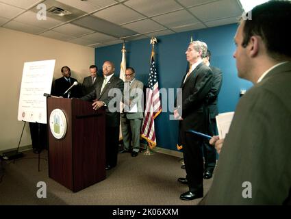 Visite du secrétaire Alphonso Jackson à Indianapolis, Indiana, pour des discussions avec le gouverneur de l'Indiana Mitch Daniels, d'autres représentants de l'État, le personnel du Bureau de l'inspecteur général de la HUD et les procureurs concernant l'achèvement des affaires de fraude de propriétaire et de locataire dans l'État opération Clean Sweep. Banque D'Images