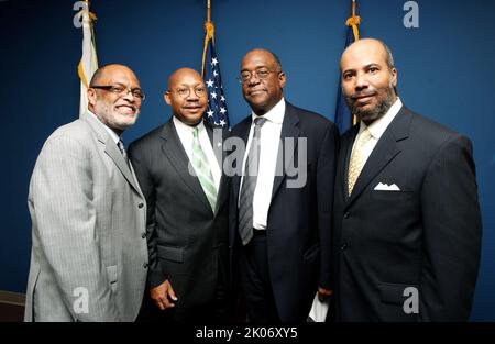 Visite du secrétaire Alphonso Jackson à Indianapolis, Indiana, pour des discussions avec le gouverneur de l'Indiana Mitch Daniels, d'autres représentants de l'État, le personnel du Bureau de l'inspecteur général de la HUD et les procureurs concernant l'achèvement des affaires de fraude de propriétaire et de locataire dans l'État opération Clean Sweep. Banque D'Images