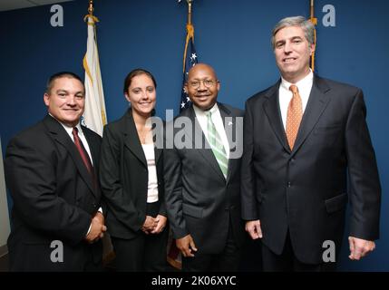 Visite du secrétaire Alphonso Jackson à Indianapolis, Indiana, pour des discussions avec le gouverneur de l'Indiana Mitch Daniels, d'autres représentants de l'État, le personnel du Bureau de l'inspecteur général de la HUD et les procureurs concernant l'achèvement des affaires de fraude de propriétaire et de locataire dans l'État opération Clean Sweep. Banque D'Images