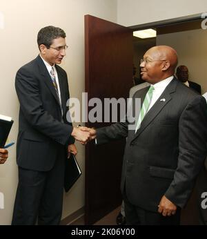 Visite du secrétaire Alphonso Jackson à Indianapolis, Indiana, pour des discussions avec le gouverneur de l'Indiana Mitch Daniels, d'autres représentants de l'État, le personnel du Bureau de l'inspecteur général de la HUD et les procureurs concernant l'achèvement des affaires de fraude de propriétaire et de locataire dans l'État opération Clean Sweep. Banque D'Images