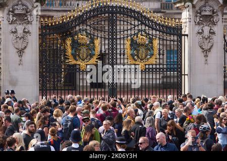 Foule devant les portes de Buckingham Palace, Londres, le vendredi 9th septembre, le lendemain de l'annonce de la mort de la reine Elizabeth II Banque D'Images