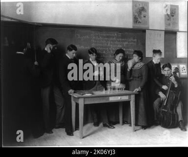 École indienne de Carlisle, Carlisle, Pennsylvanie, expérience en classe en physique, 1901. Banque D'Images