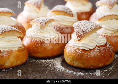 Semla Fastelavnsbolle Fastlagsbulle pain traditionnel de cardamome à la crème scandinave avec pâte d'amande sur la table. Horizontale Banque D'Images