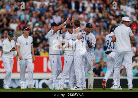 Oliver Robinson, en Angleterre, célèbre après avoir rejeté Keegan Petersen en en Afrique du Sud avec Ben Stokes lors du troisième LV= Insurance Test Day 3 de 5 Angleterre contre Afrique du Sud au Kia Oval, Londres, Royaume-Uni, 10th septembre 2022 (photo de Ben Whitley/News Images) Banque D'Images