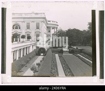 White House, 1600 Pennsylvania Avenue, Washington, D.C., 1921. Architecture de maison : James Hoban et autres, à partir de 1792. Paysage : George Elberton Burnap, planté à l'automne 1913. Charles Henlock, jardinier en chef. Autres: Jardin conçu pour Ellen Axson (Mme Thomas Woodrow) Wilson. McKim, Mead & amp ; White, ajout de l'aile ouest, 1902. Également connu sous le nom de Rose Garden. Banque D'Images