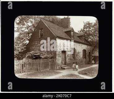 Cabine, Water Street, Fredericksburg, Virginie, entre 1927 et 1929. Trois enfants afro-américains se tenant sur un chemin à côté d'une maison en briques avec un jardin clos; aussi, une femme assise sur des marches de pierre à l'extrême droite. Banque D'Images