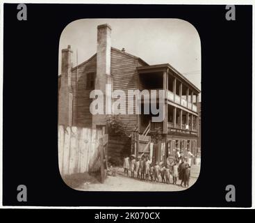 Ancienne taverne, Brook Road, Richmond, Virginie, entre c1930 et 1939. Douze enfants afro-américains debout dans une rangée près d'un bâtiment en bois de trois étages. Panneau à l'avant: Épicerie ... VALEUR Hilliard ... Banque D'Images