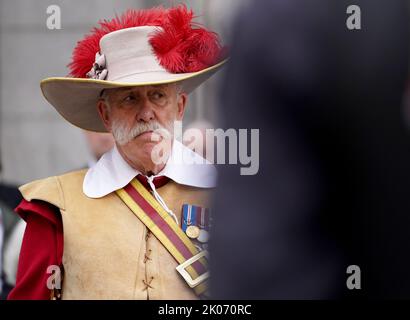 Un Pikemen de l'honorable Artillerie Company se tient à l'extérieur de l'échange royal dans la ville de Londres, avant la lecture de la Proclamation d'accession du roi Charles III à la photo date: Samedi 10 septembre 2022. Banque D'Images