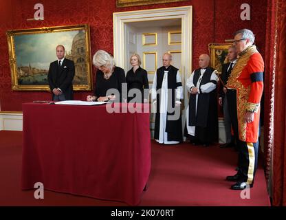 La Reine signe la Proclamation d'accession du roi Charles III, sous la surveillance (de gauche à droite) du prince de Galles, du premier ministre Liz Truss, de l'archevêque de Canterbury, Justin Welby, de l'archevêque de York, Stephen Cottrell, Lord Chancelier du Conseil privé Brandon Lewis et Earl Marshal, Edward Fitzalan-Howard, duc de Norfolk lors de la cérémonie du Conseil d'accession au Palais St James, à Londres, où le roi Charles III est officiellement proclamé monarque. Charles est automatiquement devenu roi à la mort de sa mère, mais le Conseil d'adhésion, auquel assistent les conseillers privés, confirme son rôle. Image Banque D'Images