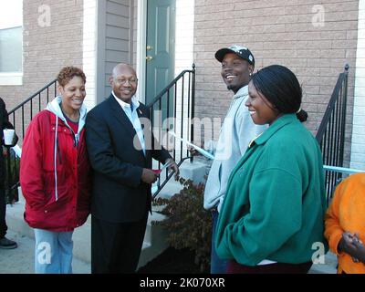 Secrétaire Alphonso Jackson à Saint Louis, Missouri pour Habitat pour l'humanité construire. Banque D'Images