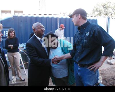 Secrétaire Alphonso Jackson à Saint Louis, Missouri pour Habitat pour l'humanité construire. Banque D'Images