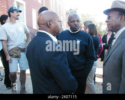 Secrétaire Alphonso Jackson à Saint Louis, Missouri pour Habitat pour l'humanité construire. Banque D'Images