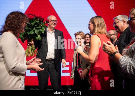 Brême, Allemagne. 10th septembre 2022. Les membres du parti félicitent Andreas Bovenschulte (SPD), maire de Brême, pour son élection en tant que meilleur candidat pour les élections d'État sur 14 mai 2023. Credit: Sina Schuldt/dpa/Alay Live News Banque D'Images